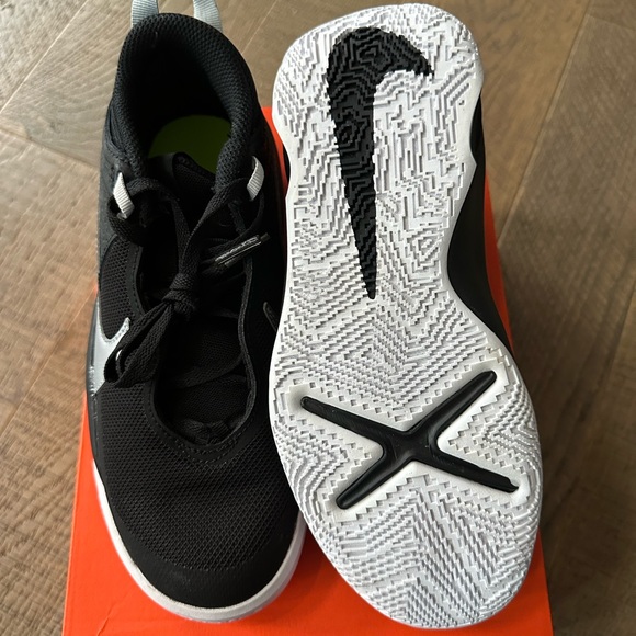 Nike Youth Team Hustle Basketball Shoes - Picture 4 of 4